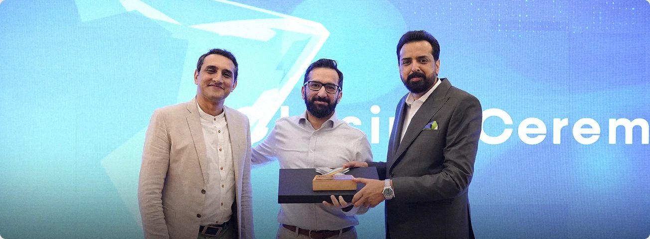 Saad Munir receives the KonnectX Award in Lahore.